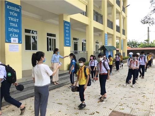 Ngày thứ 5 học sinh trường THCS Kim Sơn đến trường học sau nghỉ dịch coivd-19